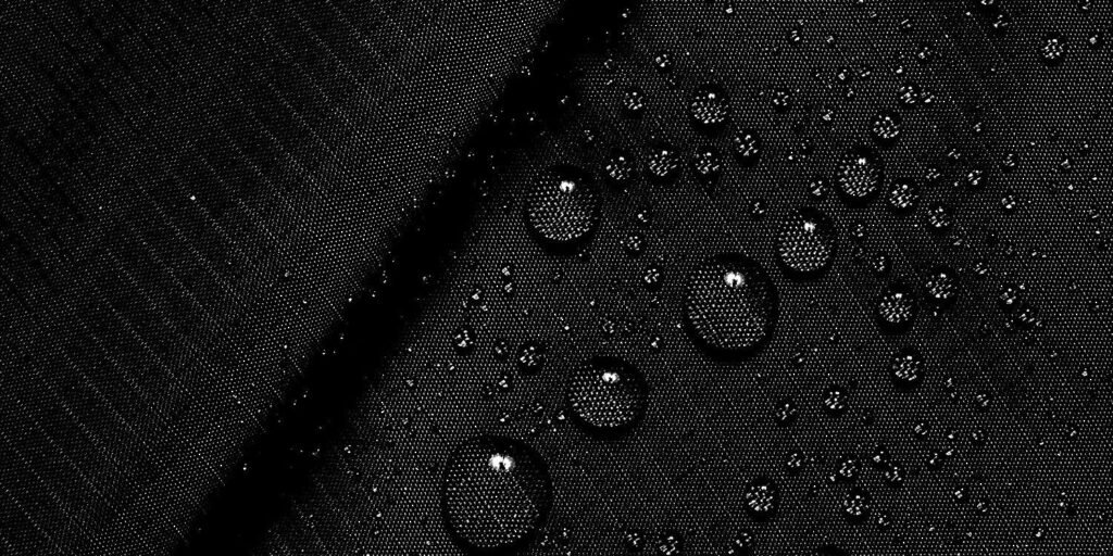 Lightweight yet durable — ideal for bomber and windbreaker jackets. Resistant to rain and wind while keeping a sleek, technical look.