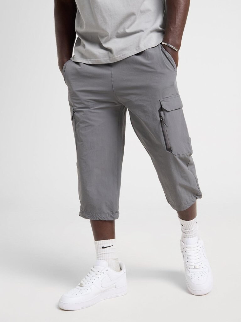 Sporty Street Style with Cropped Cargo Pants